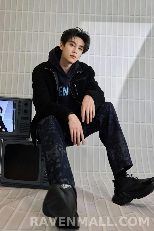 펜디 펜디 자수 핸드페인팅 로고 후드티 상세 이미지