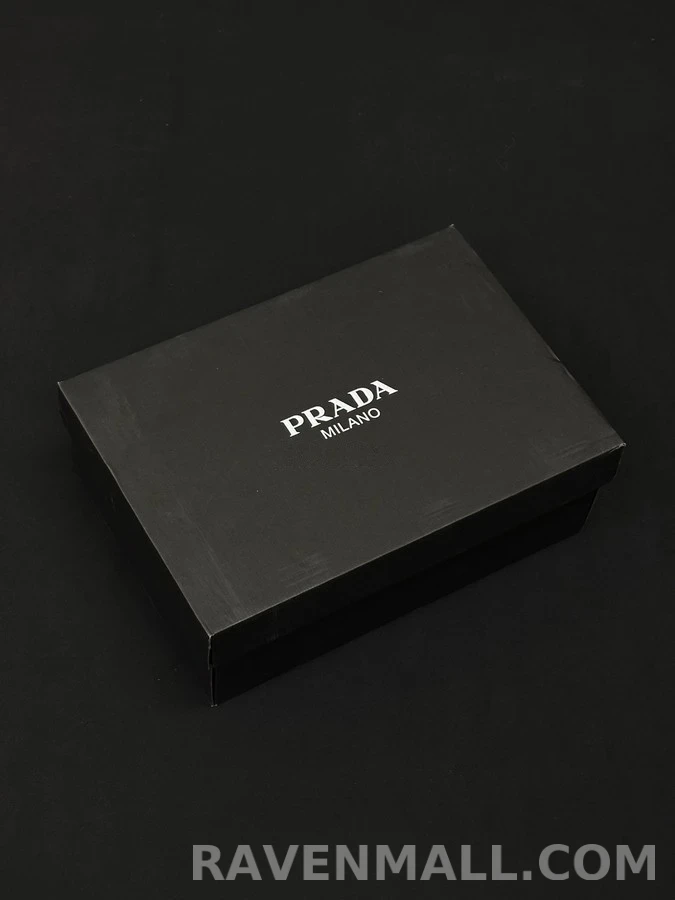 프라다 프라다 블랙앤화이트 로고 스니커즈 상세 이미지
