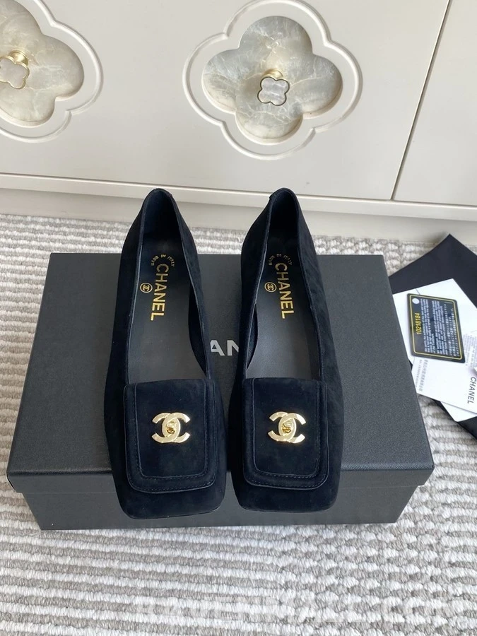 샤넬 샤넬 더블 C 스웨이드 방토 플랫 상세 이미지