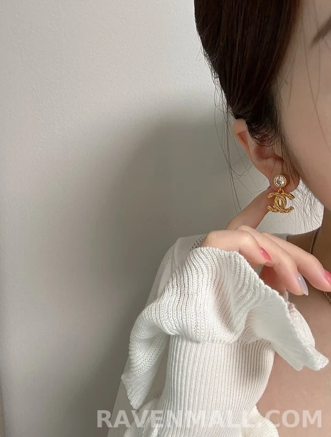 샤넬 샤넬 크리스탈 퀼팅 로고 드롭 귀걸이 상세 이미지