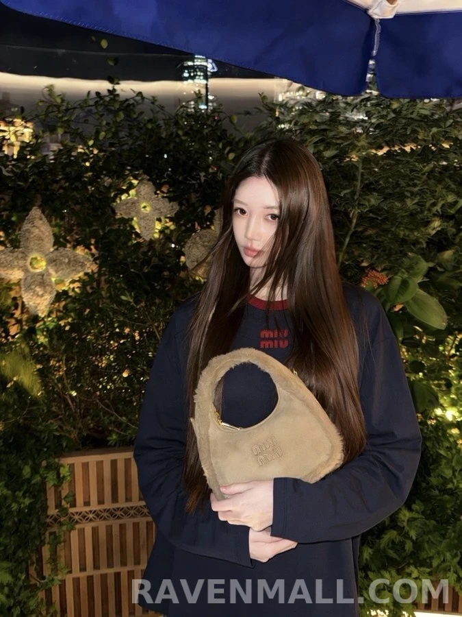 미우미우 미우미우 레터링 로고 배색 긴팔 티셔츠 상세 이미지