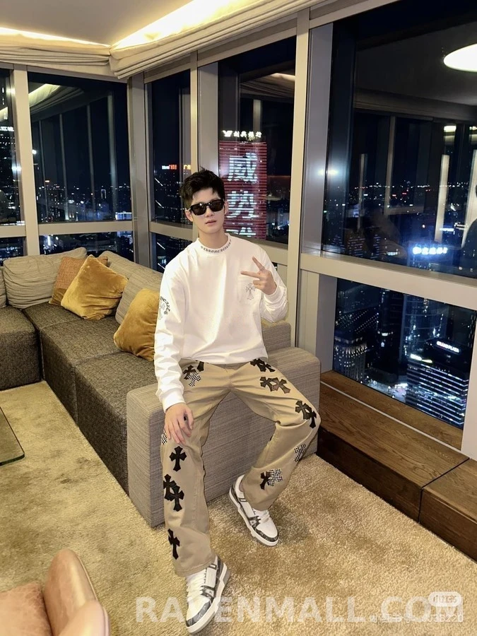 크롬하츠 크롬하츠 넥라인 스크립트 십자가 긴팔 티셔츠 상세 이미지