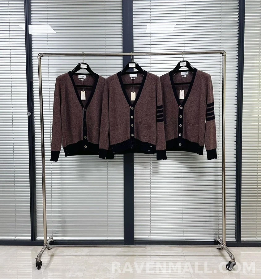 톰브라운 톰브라운 V넥 스트라이프 가디건 상세 이미지