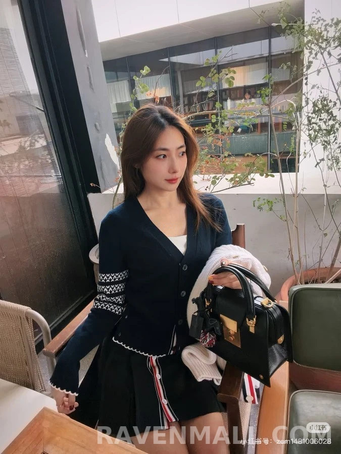 톰브라운 톰브라운 시그니처 스트라이프 가디건 상세 이미지