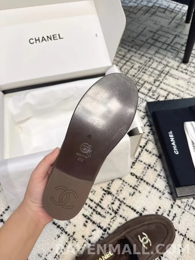 샤넬 샤넬 로고 스웨이드 로퍼 상세 이미지