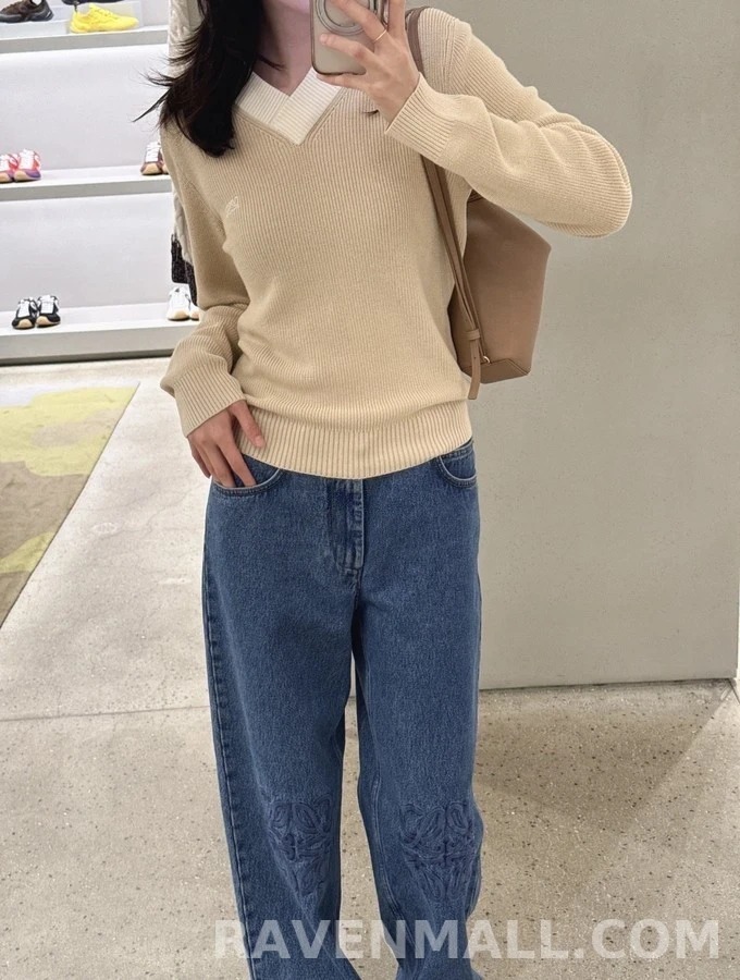 로에베 로에베 V넥 배색 자수 니트 상세 이미지