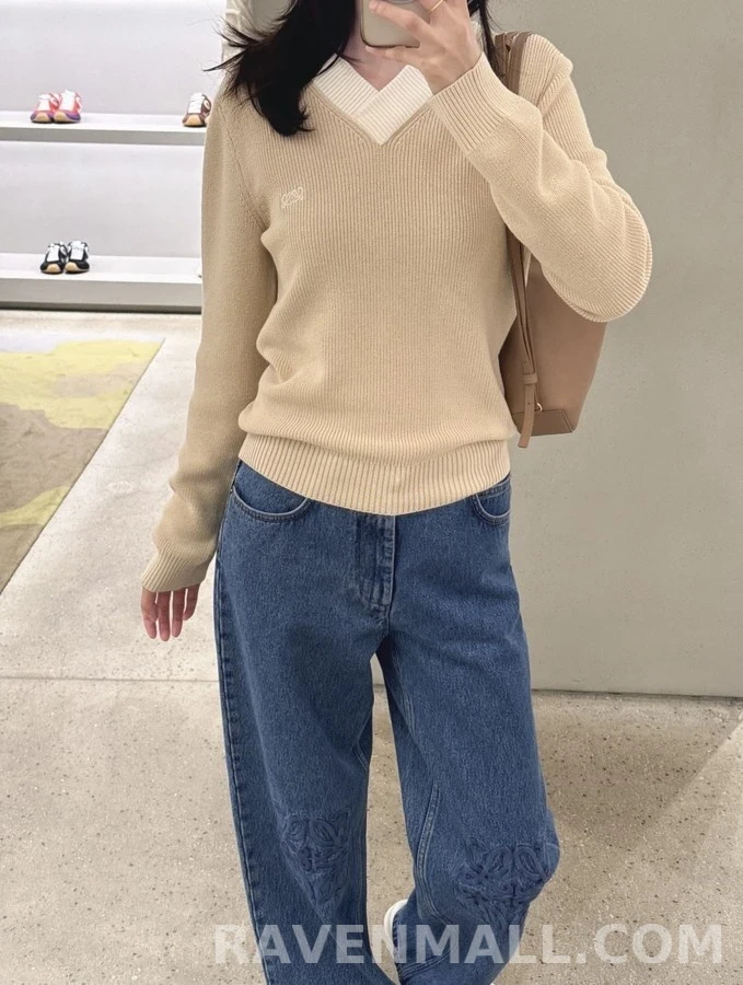 로에베 로에베 V넥 배색 자수 니트 상세 이미지