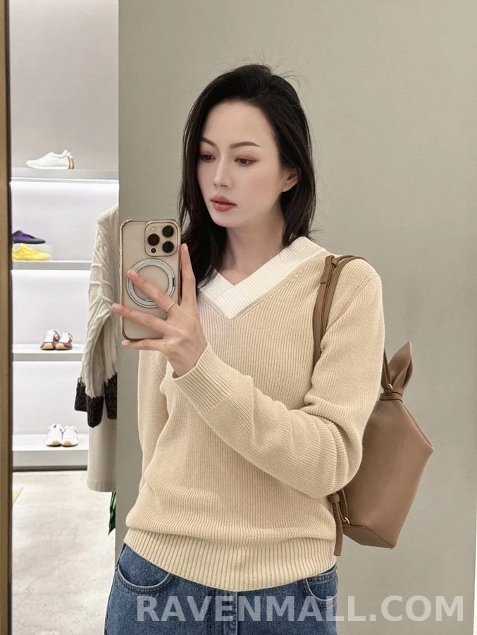 로에베 로에베 V넥 배색 자수 니트 상세 이미지