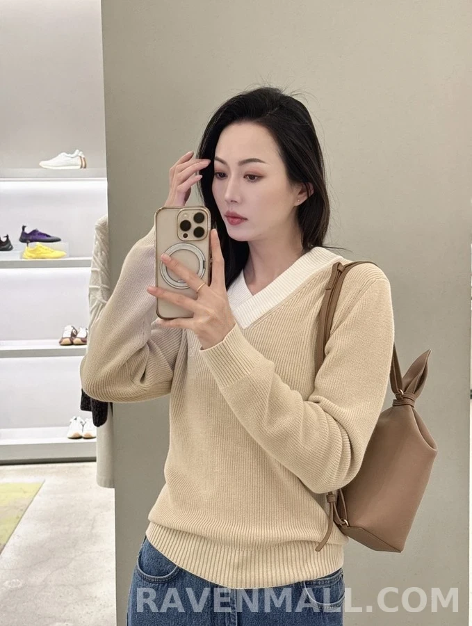 로에베 로에베 V넥 배색 자수 니트 상세 이미지