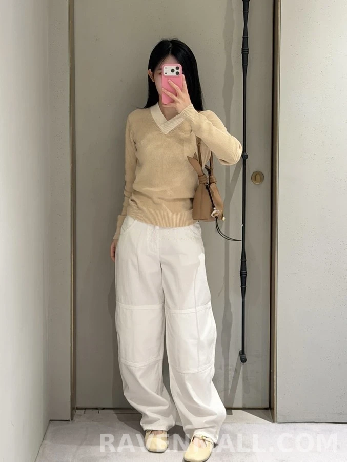 로에베 로에베 V넥 배색 자수 니트 상세 이미지