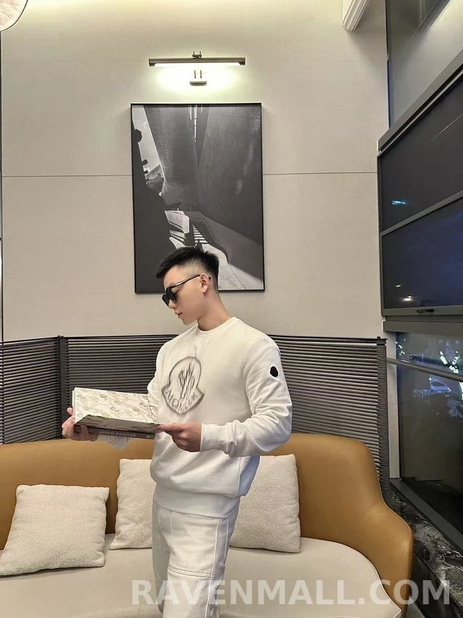 몽클레어 몽클레어 중첩 로고 맨투맨 상세 이미지
