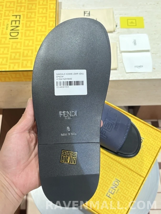 펜디 펜디 엠보싱 로고 슬라이드 상세 이미지