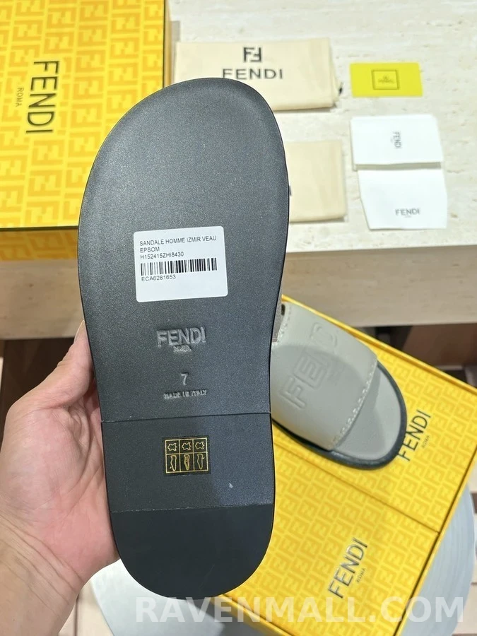 펜디 펜디 엠보싱 로고 슬라이드 상세 이미지