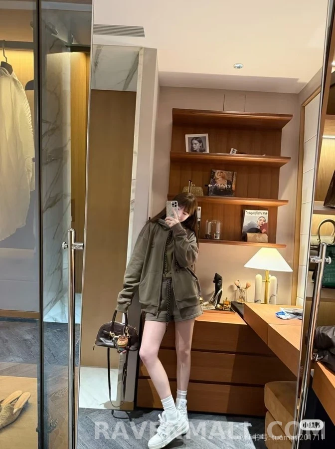 미우미우 미우미우 엠보싱 로고 후드 집업 상세 이미지