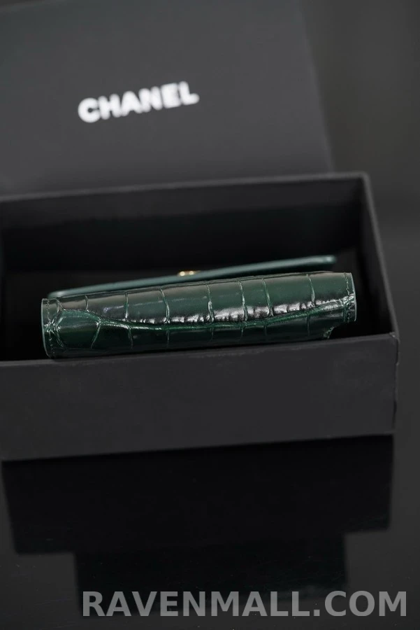 샤넬 샤넬 클래식 에메랄드 엠보스드 크로커다일 스몰 트라이폴드 플랩 지갑 상세 이미지