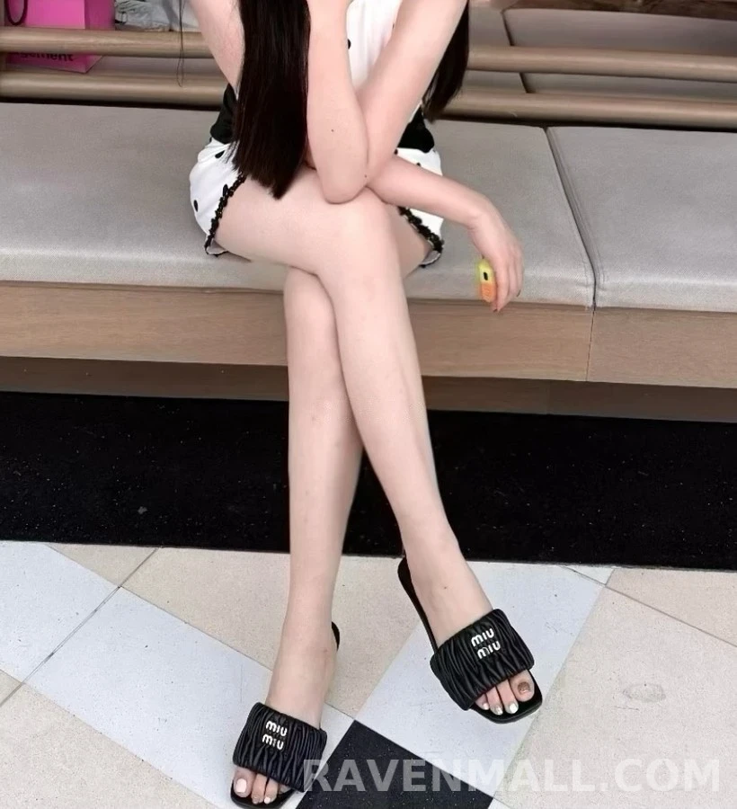 미우미우 미우미우 퀼팅 로고 슬라이드 샌들 상세 이미지