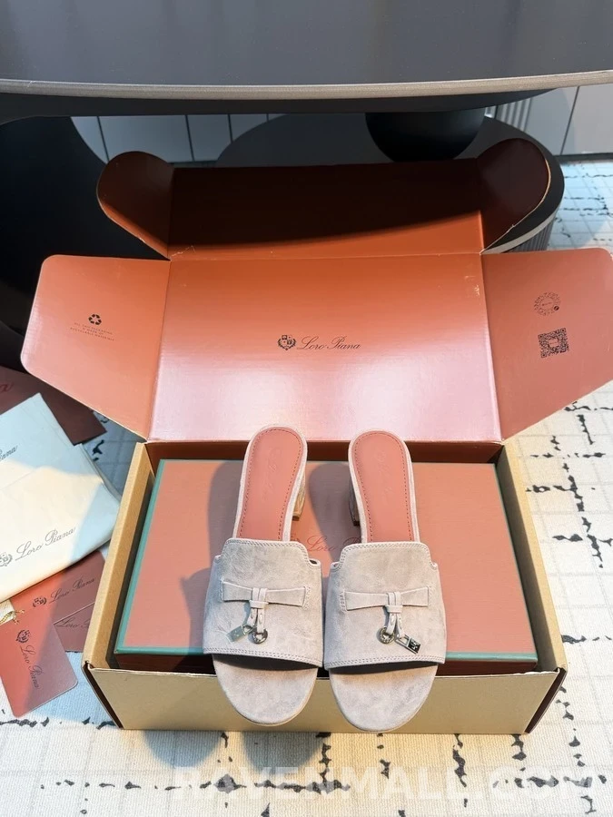 로로피아나 로로피아나 스웨이드 메탈참 오픈토 뮬 힐 상세 이미지
