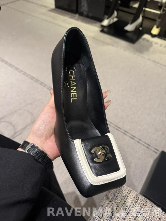 샤넬 샤넬 로고 버클 블록힐 펌프스 상세 이미지