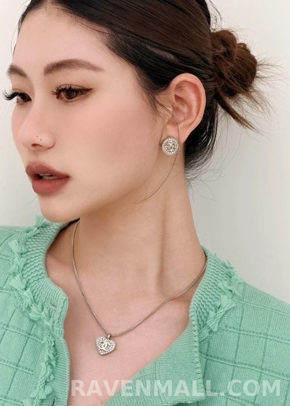 샤넬 샤넬 하트 로고 크리스탈 귀걸이 상세 이미지