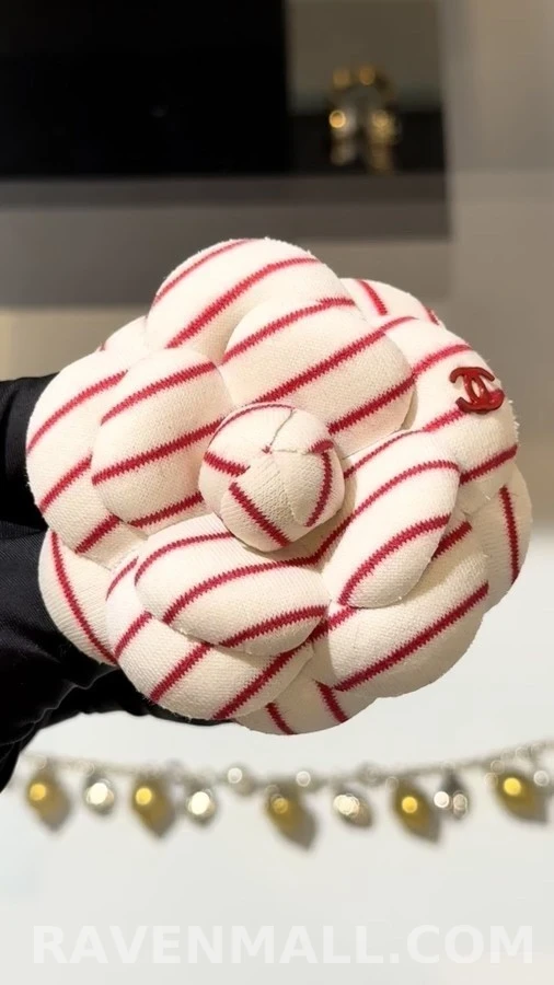 샤넬 샤넬 스트라이프 까멜리아 브로치 상세 이미지
