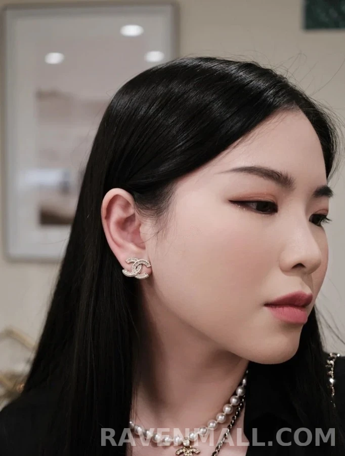 샤넬 샤넬 로고 크리스탈 진주 드롭 귀걸이 상세 이미지