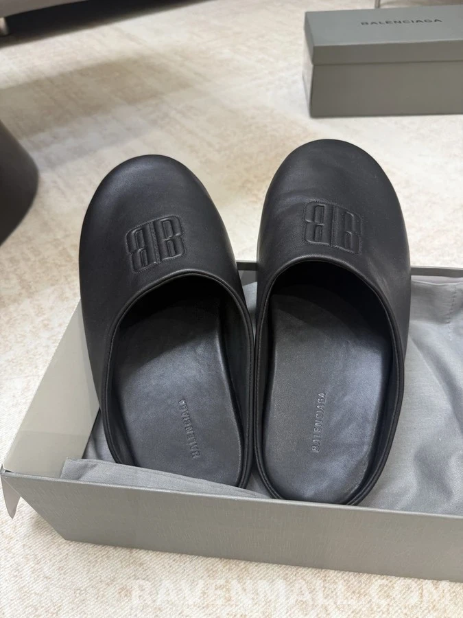 발렌시아가 발렌시아가 엠보싱 로고 뮬 슬리퍼 상세 이미지