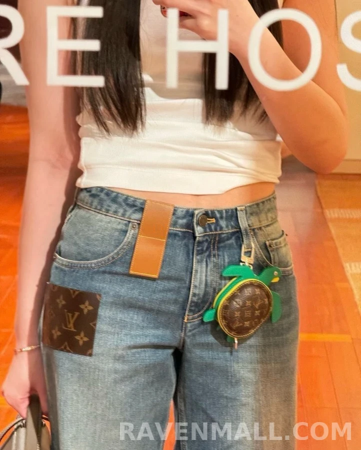 루이비통 루이비통 모노그램 터틀 파우치 키링 상세 이미지