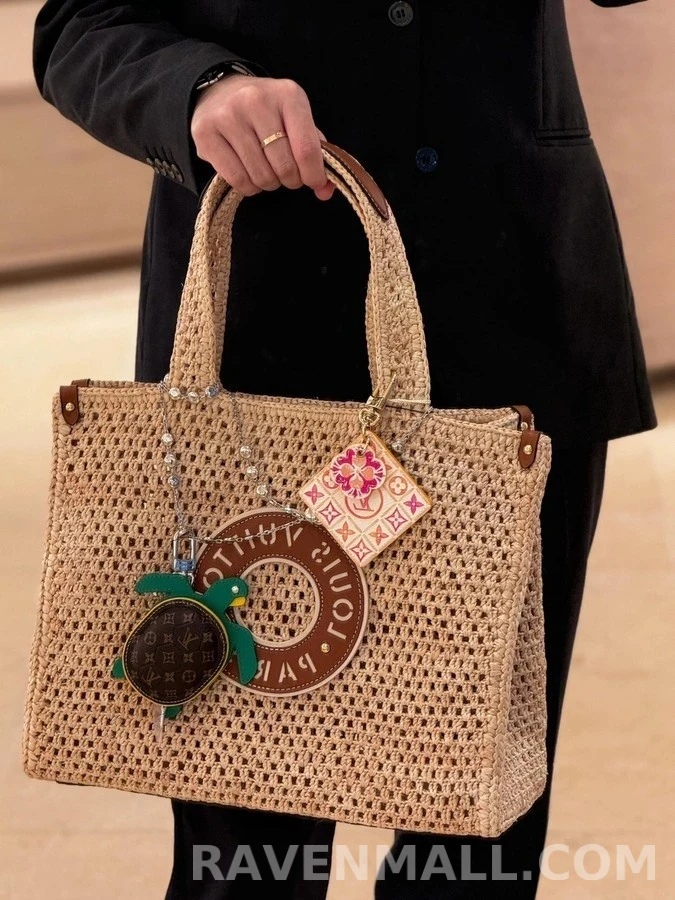 루이비통 루이비통 모노그램 터틀 파우치 키링 상세 이미지