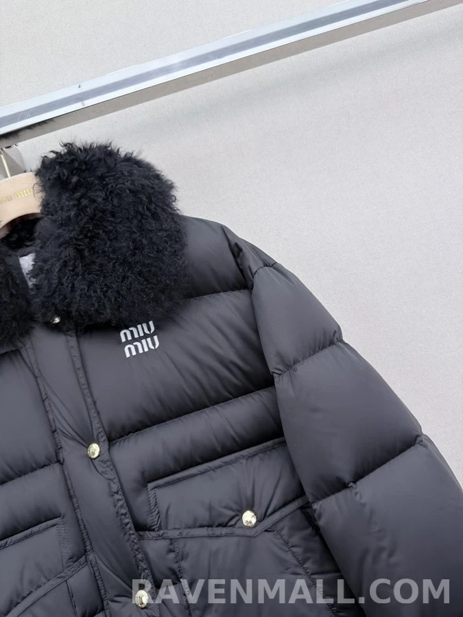 미우미우 미우미우 양털 카라 로고 패딩 자켓 상세 이미지