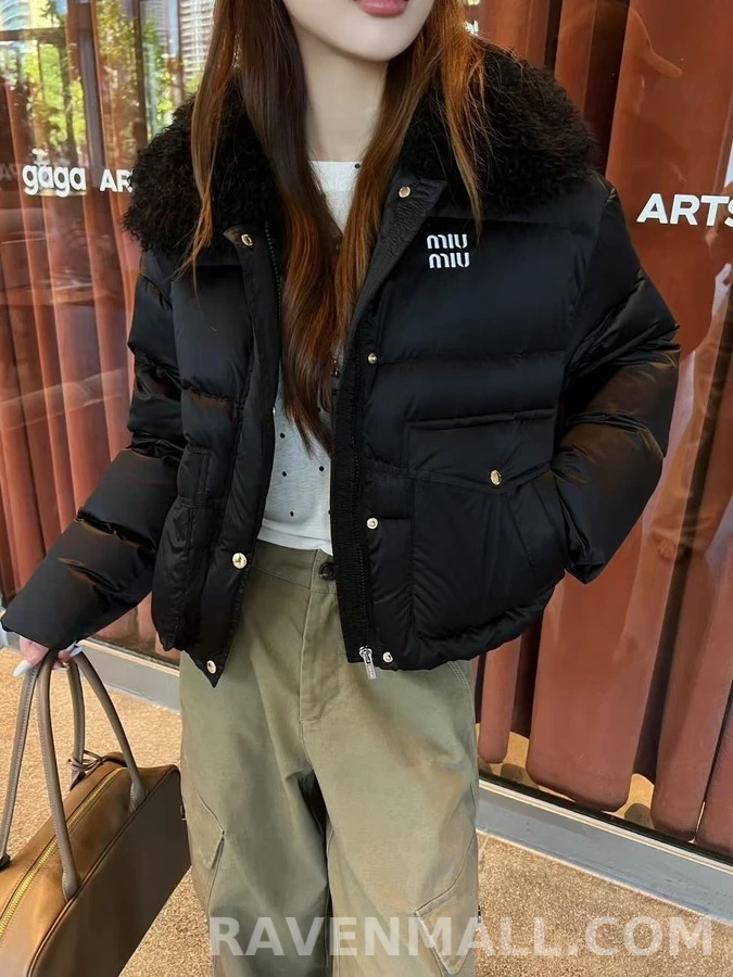 미우미우 미우미우 양털 카라 로고 패딩 자켓 상세 이미지