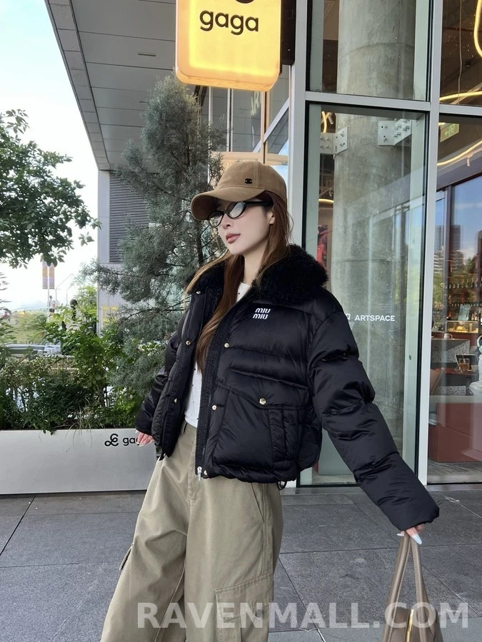 미우미우 미우미우 양털 카라 로고 패딩 자켓 상세 이미지