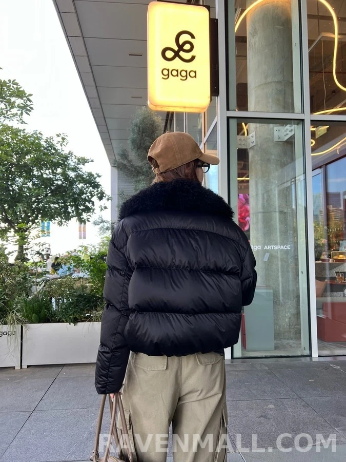 미우미우 미우미우 양털 카라 로고 패딩 자켓 상세 이미지