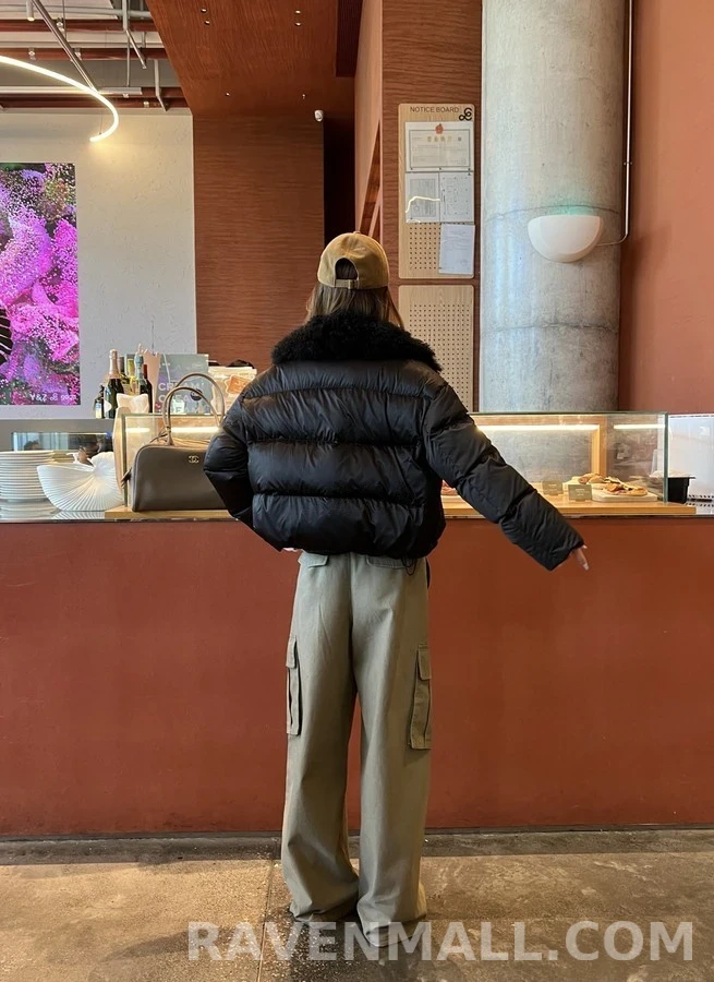 미우미우 미우미우 양털 카라 로고 패딩 자켓 상세 이미지