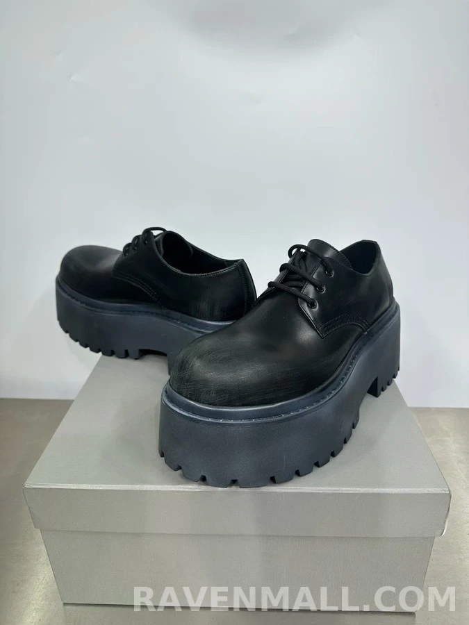 발렌시아가 발렌시아가 2026 남성 빈티지 워싱 블랙 소가죽 8cm 통굽 BB 로고 더비 슈즈 상세 이미지