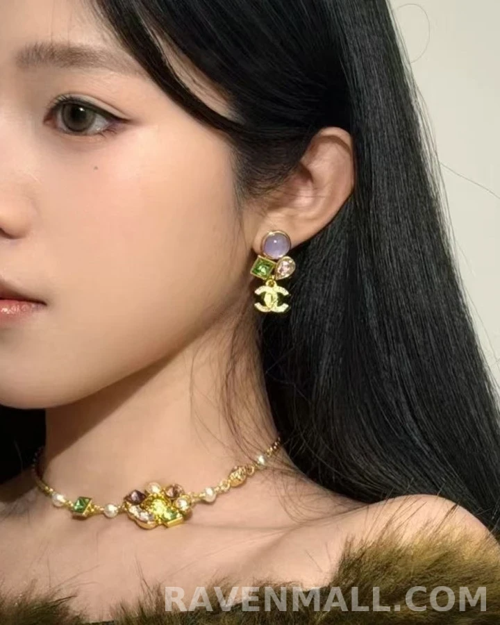 샤넬 샤넬 컬러 크리스탈 로고 드롭 귀걸이 상세 이미지