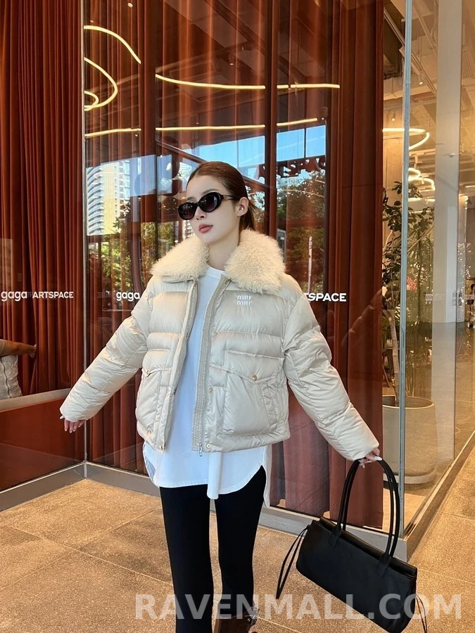 미우미우 미우미우 퍼 카라 레터링 패딩 자켓 상세 이미지