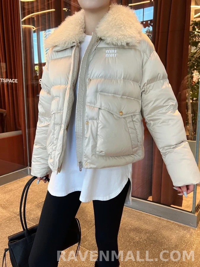 미우미우 미우미우 퍼 카라 레터링 패딩 자켓 상세 이미지
