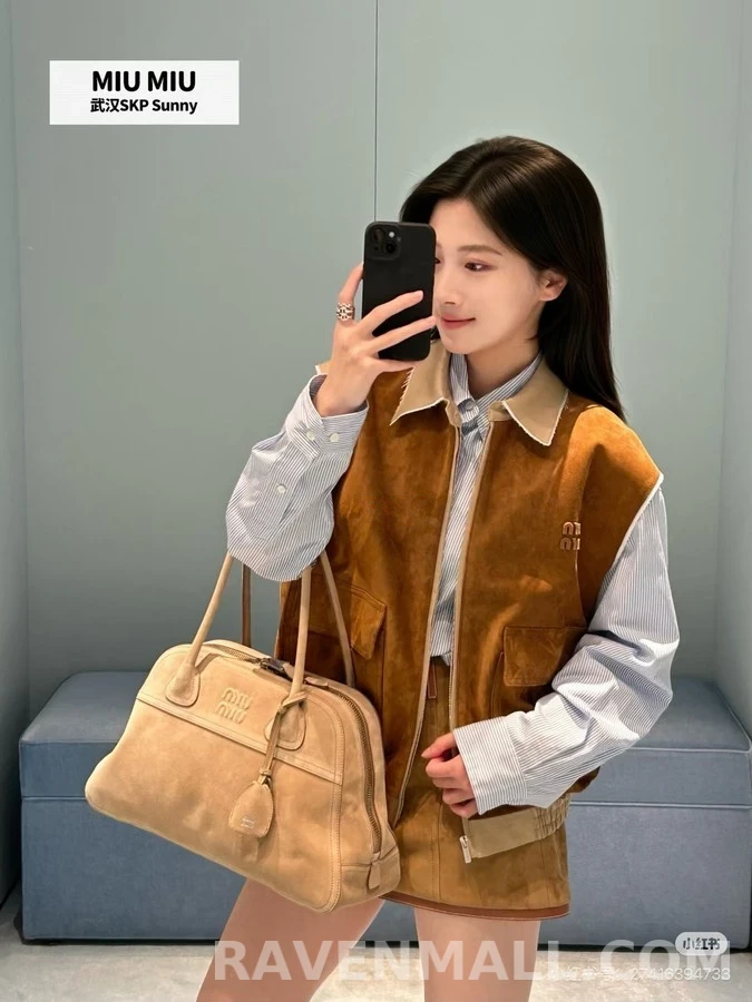 미우미우 미우미우 배색 카라 레터링 스웨이드 슬리브리스 상세 이미지
