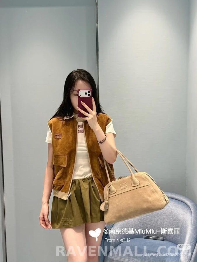 미우미우 미우미우 배색 카라 레터링 스웨이드 슬리브리스 상세 이미지