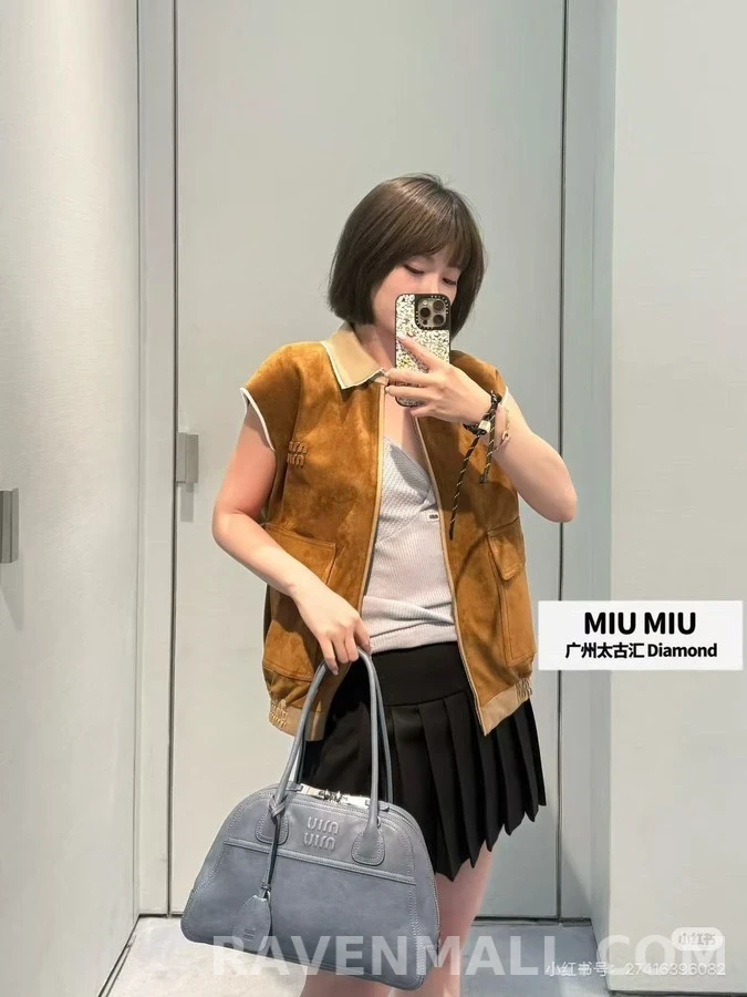 미우미우 미우미우 배색 카라 레터링 스웨이드 슬리브리스 상세 이미지