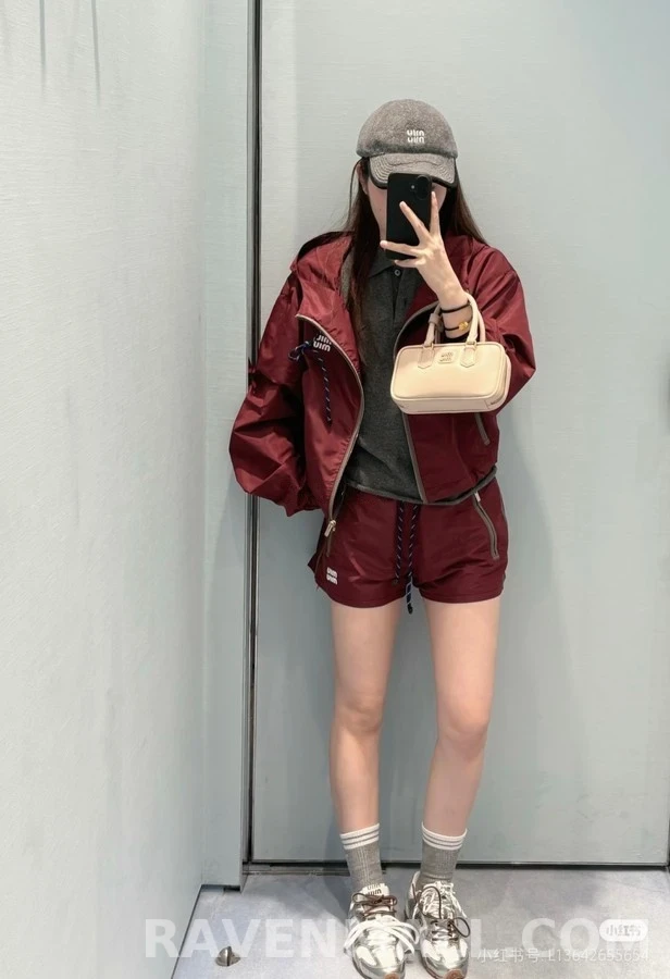 미우미우 미우미우 얇은 나일론 레터링 자외선 차단 후드 집업 상세 이미지